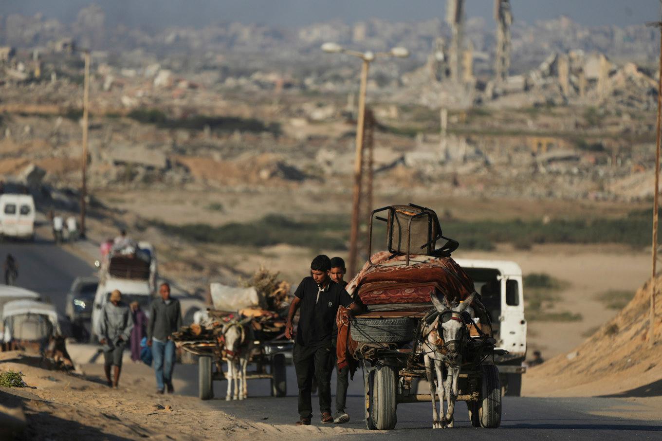 Krigströtta palestinier flyr nu söderut från Gaza stad. Bild tagen på fredagen. Foto: Jehad Alshrafi/AP/TT