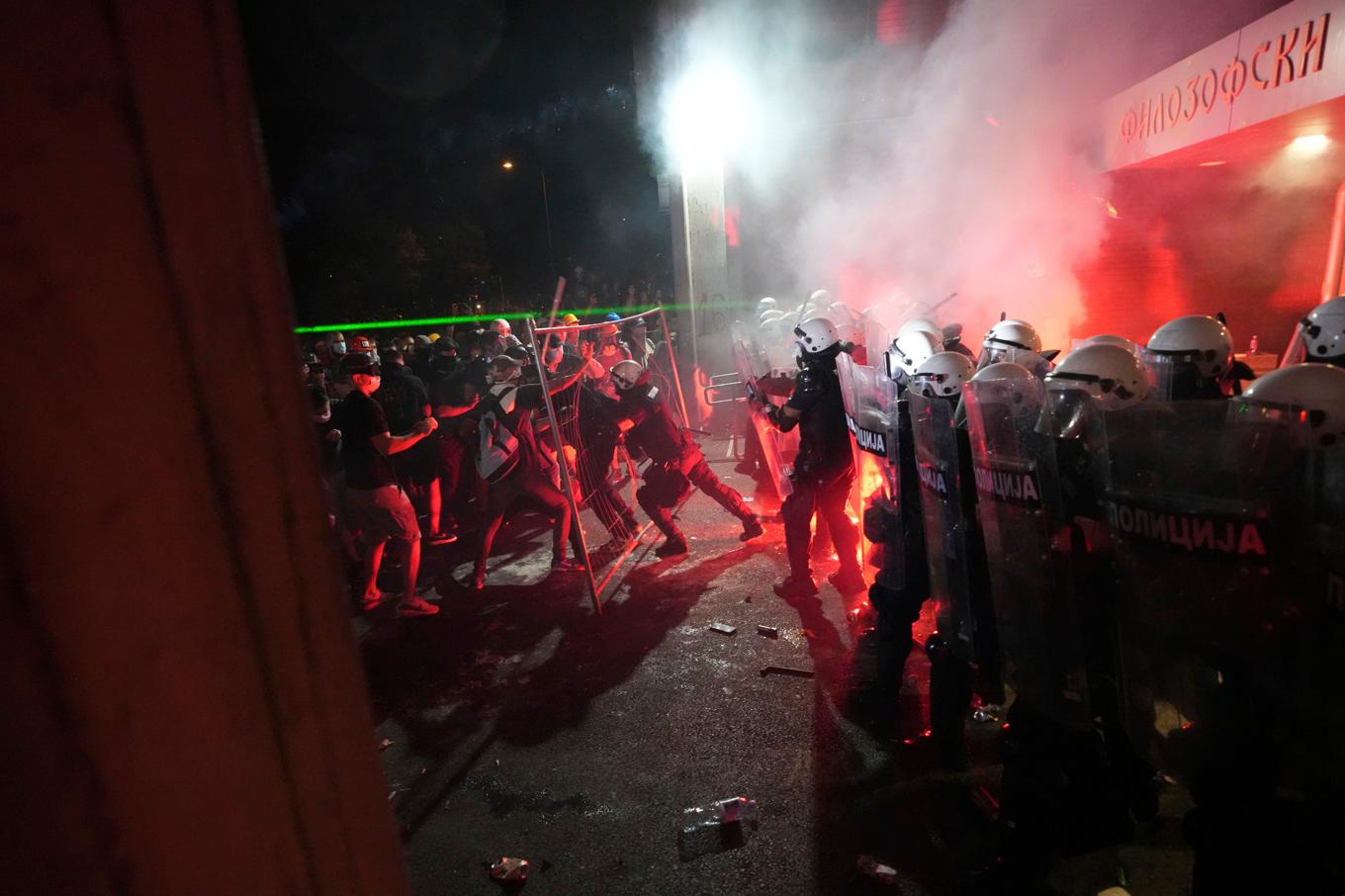 Regimkritiska demonstranter drabbade samman med polis i Novi Sad, Serbien. Foto: Darko Vojinovic/AP/TT