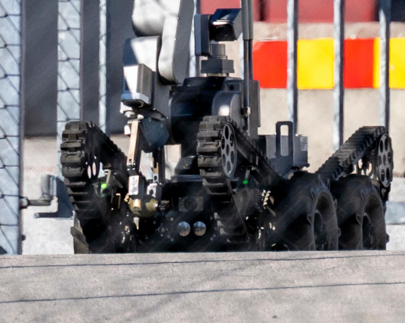 Polisens bombrobot på plats i Hörby och tar hand om en handgranat. Foto:  Johan Nilsson/TT