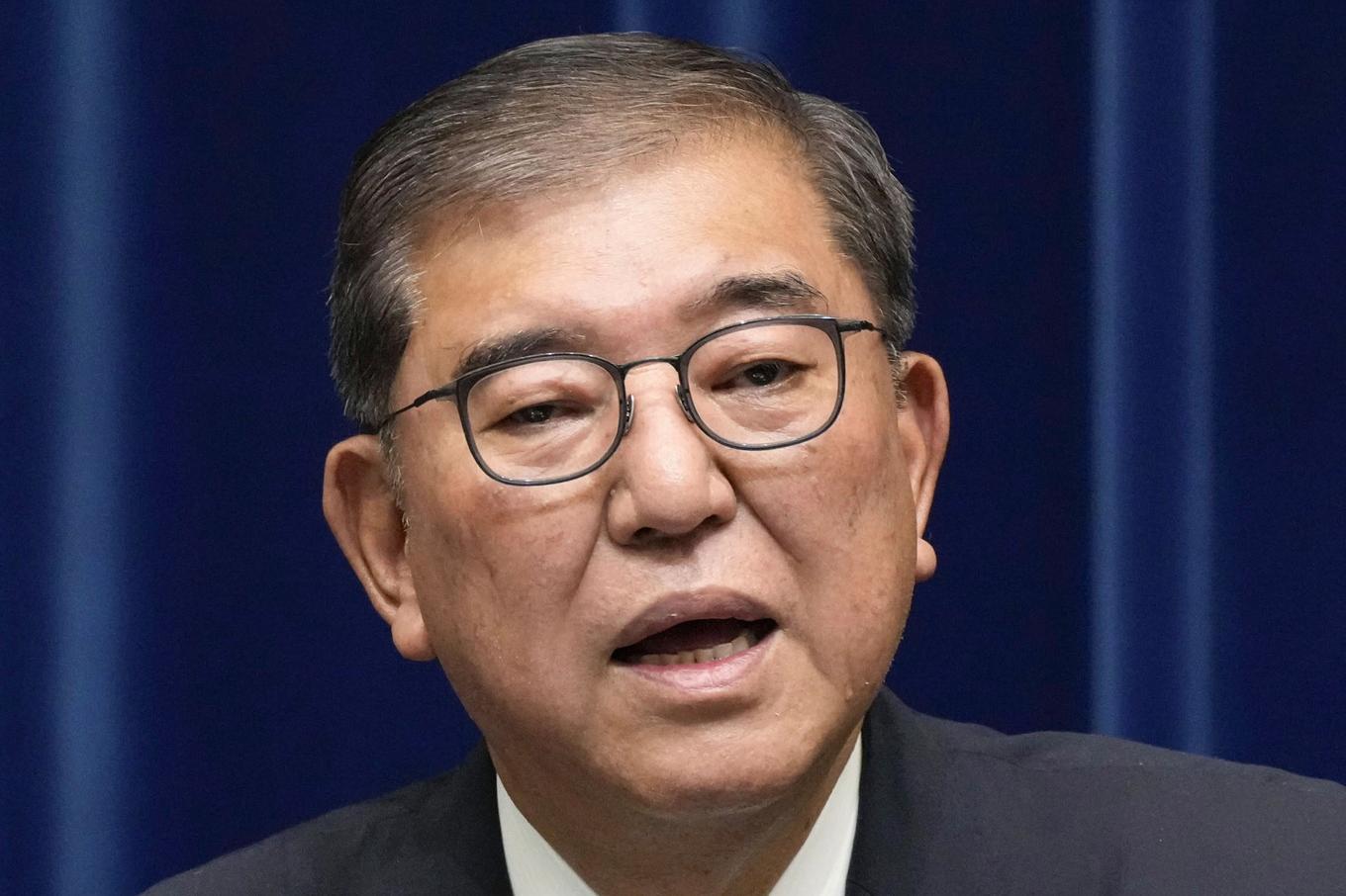 Shigeru Ishiba talar under en pressträff i Tokyo på söndagen. Foto: Kyodo News via AP/TT