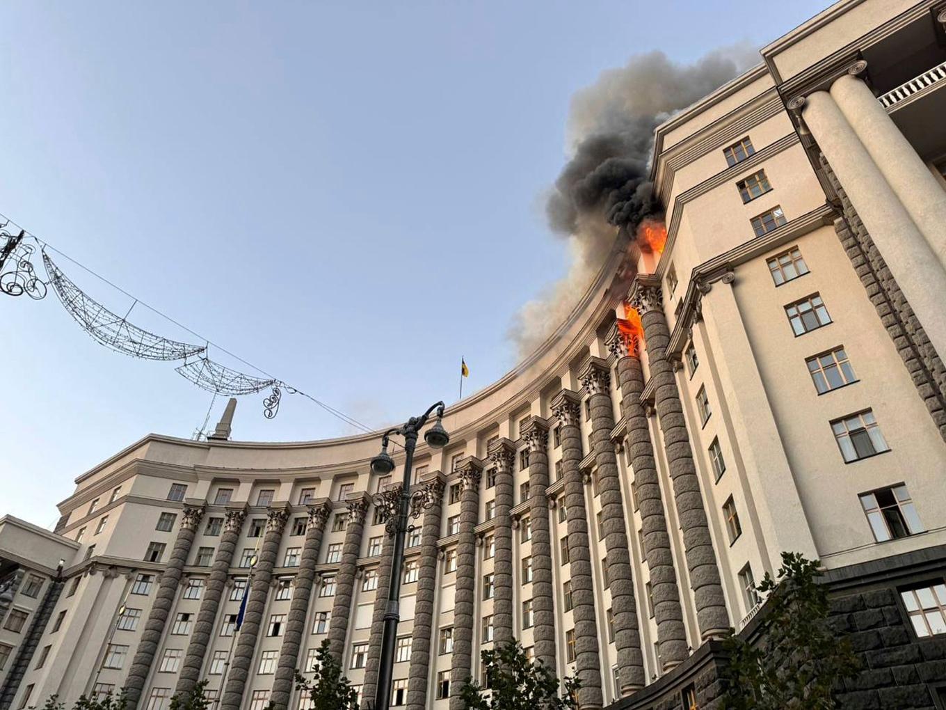 En brand utbröt i regeringsbyggnaden i centrala Kiev som skadades i söndagens ryska anfall. Foto: Räddningstjänsten Ukraina via AP/TT