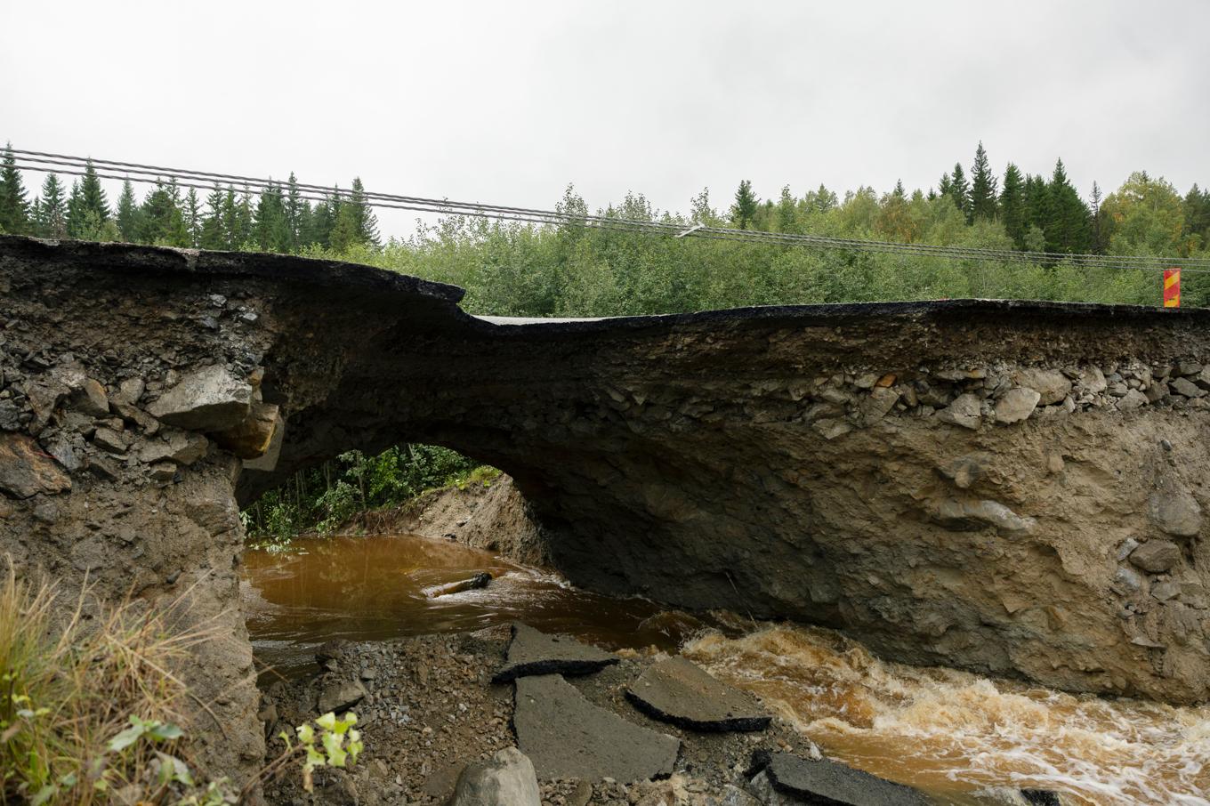 Väg 90 mellan Bollstabruk och Sollefteå har rasat samman efter skyfall. Vägen är avstängd för reparation. Foto: Mats Andersson/TT