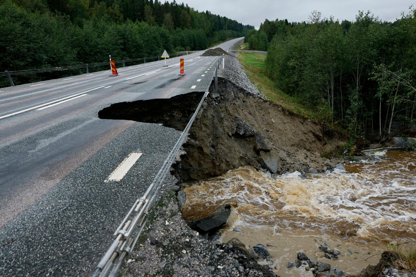 Väg 90 mellan Kramfors och Bollstabruk har rasat samman efter skyfall. Foto: Mats Andersson/TT