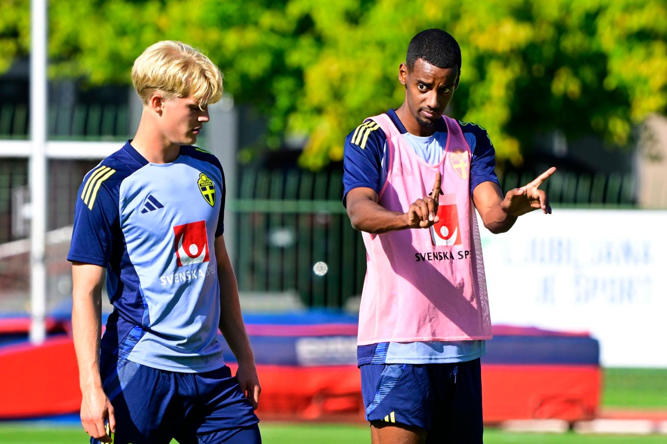 Alexander Isak instruerar Lucas Bergvall under landslagsträningen på Kodeljevo-arenan i Ljubljana. Foto: Jonas Ekströmer/TT