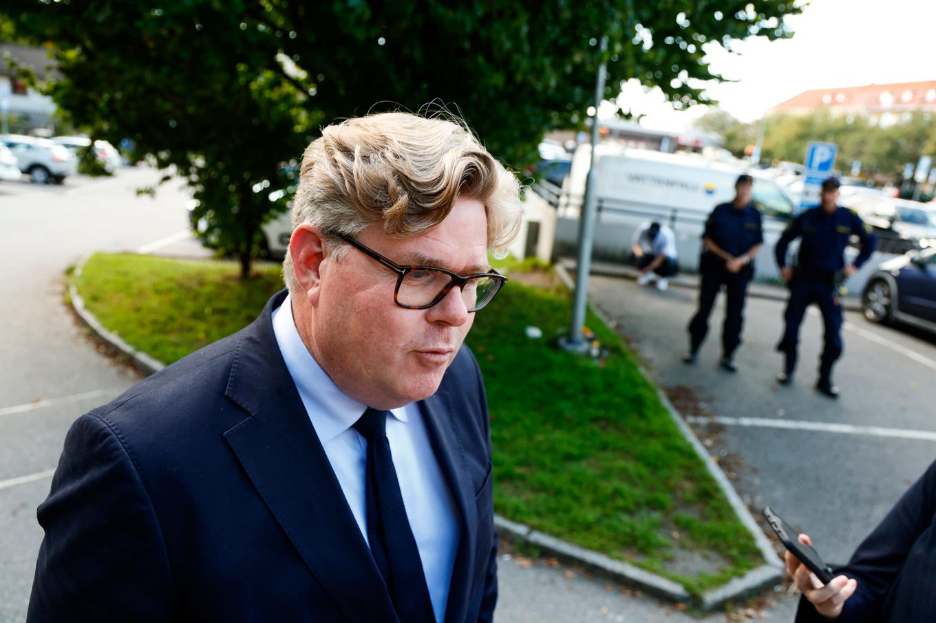 Justitieminister Gunnar Strömmer (M) vid en parkeringsplats i Lunden i Göteborg, där två män hittades ihjälskjutna i en bil i förra veckan. Foto: Adam Ihse/TT