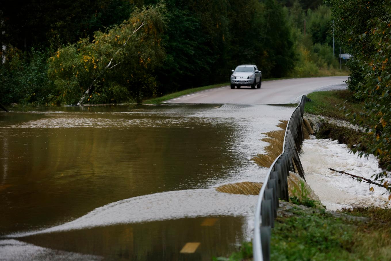 Tiotals vägar är skadade, och järnvägstrafiken stora delar av Norrland är utslagen. Var SMHI:s gula varningar tillräckliga? Foto: Mats Andersson/TT