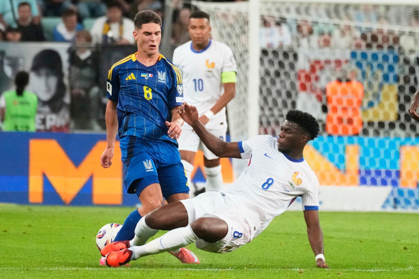 Ukrainas Heorhij Sudakov, vänster, under VM-kvalmatchen mot Frankrike. Foto: Czarek Sokolowski/AP/TT