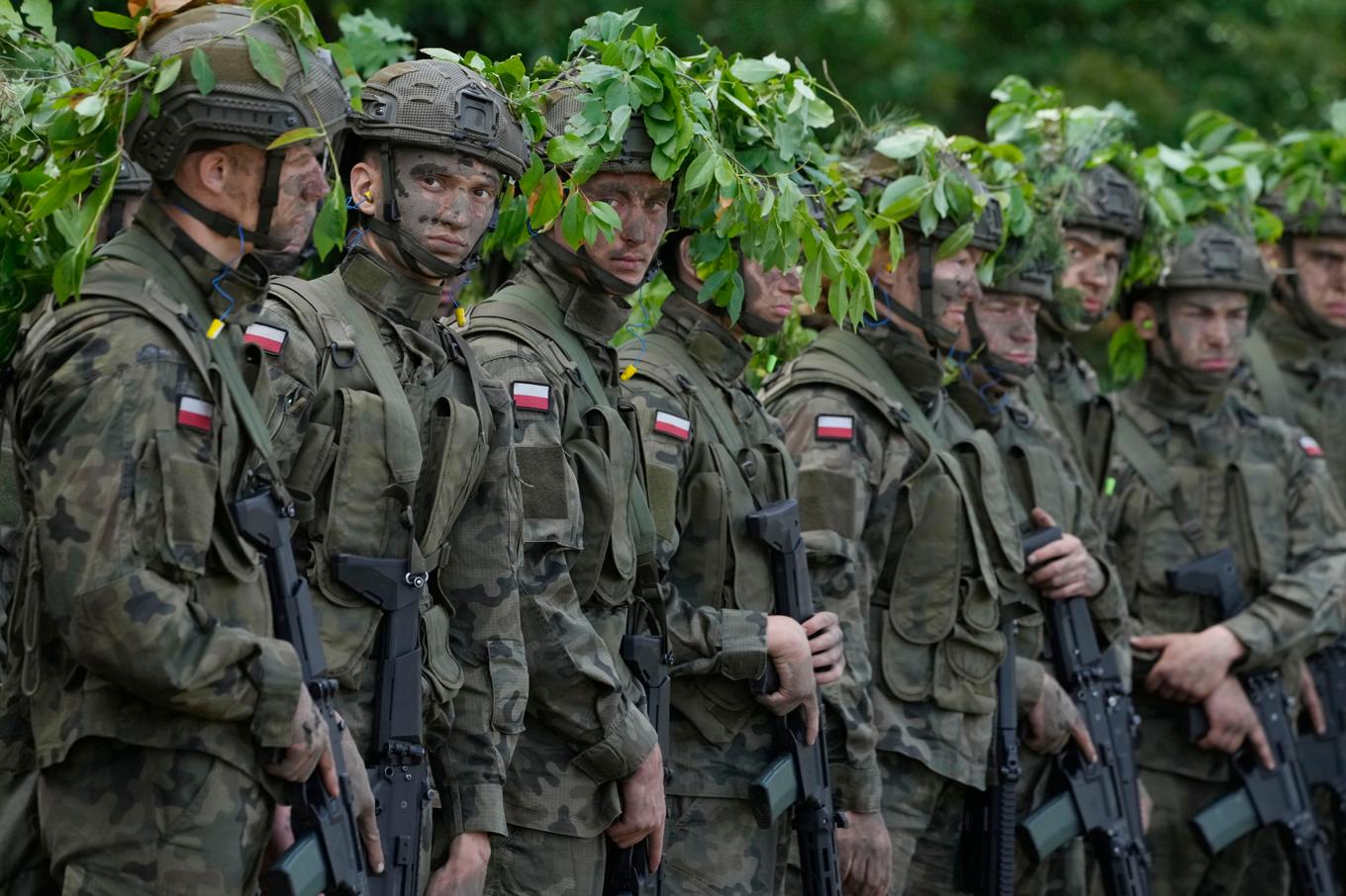 Frivilliga i utbildning hos den polska armén i Nowogrod i fjol somras. Arkivfoto. Foto: Czarek Sokolowski/AP/TT