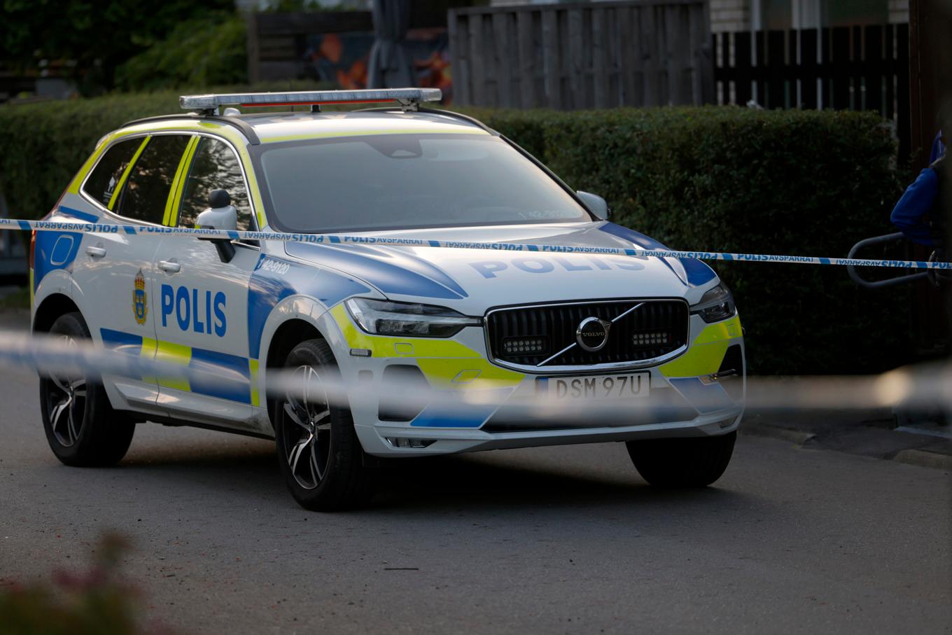 Polis på plats efter en skottlossning i stadsdelen Skäggetorp i Linköping. Foto: Andreas Hillergren/TT