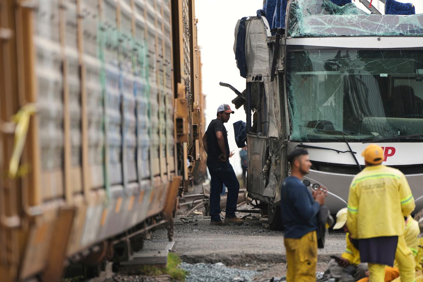 Räddningstjänst är på plats efter en tågolycka i Mexiko. Foto: Fernando Llano/AP/TT