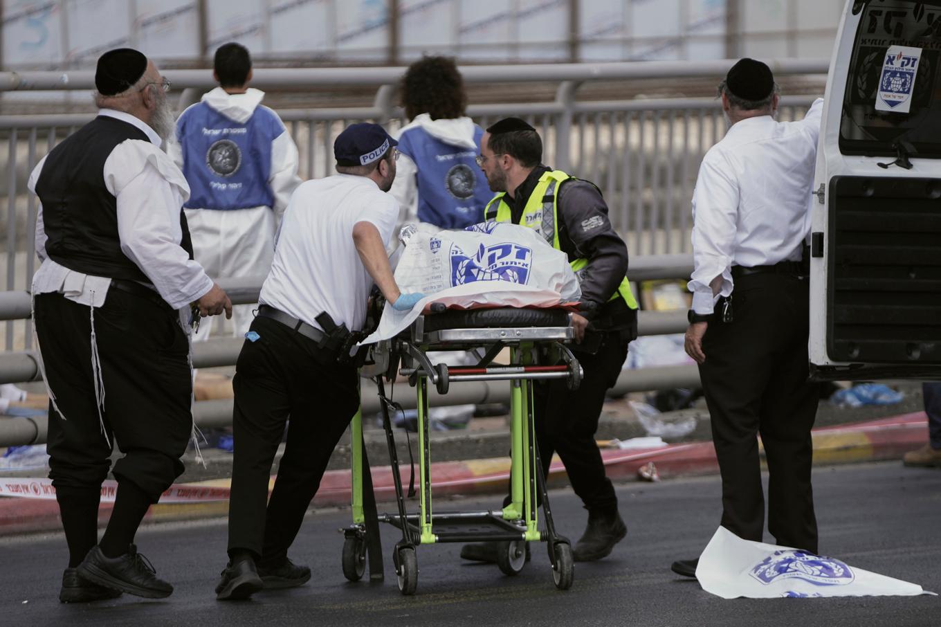 Israelisk räddningspersonal efter måndagens dåd i östra Jerusalem. Foto: Mahmoud Illean/AP/TT