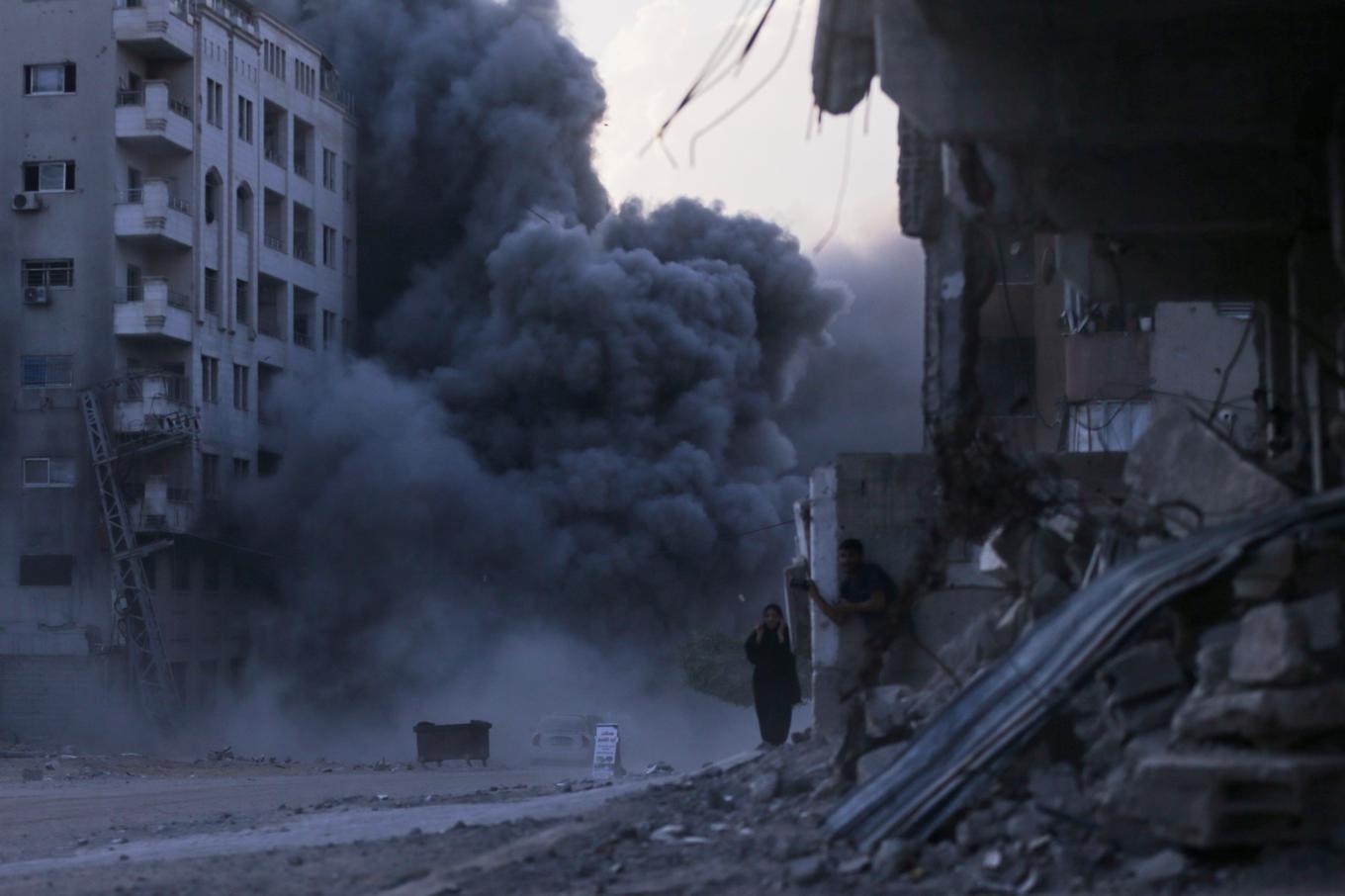 Israeliska anfall mot Gaza stad i söndags. Foto: Yusuf al-Zanun/AP/TT