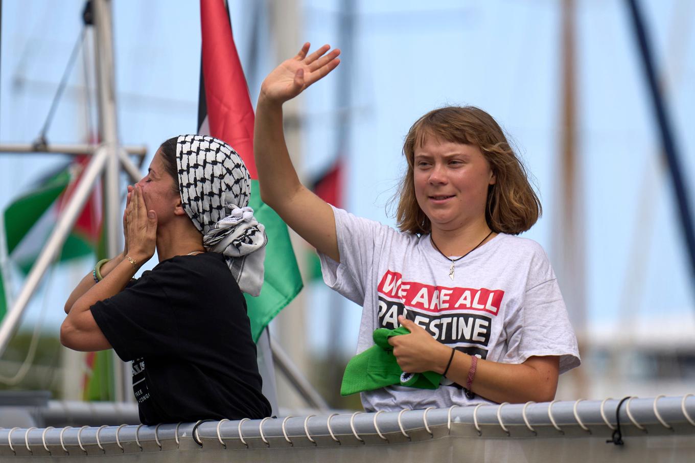 Greta Thunberg är en av personerna som deltar i konvojen mot Gaza. Bild tagen i samband med avresan från Barcelona. Foto: Emilio Morenatti/AP/TT