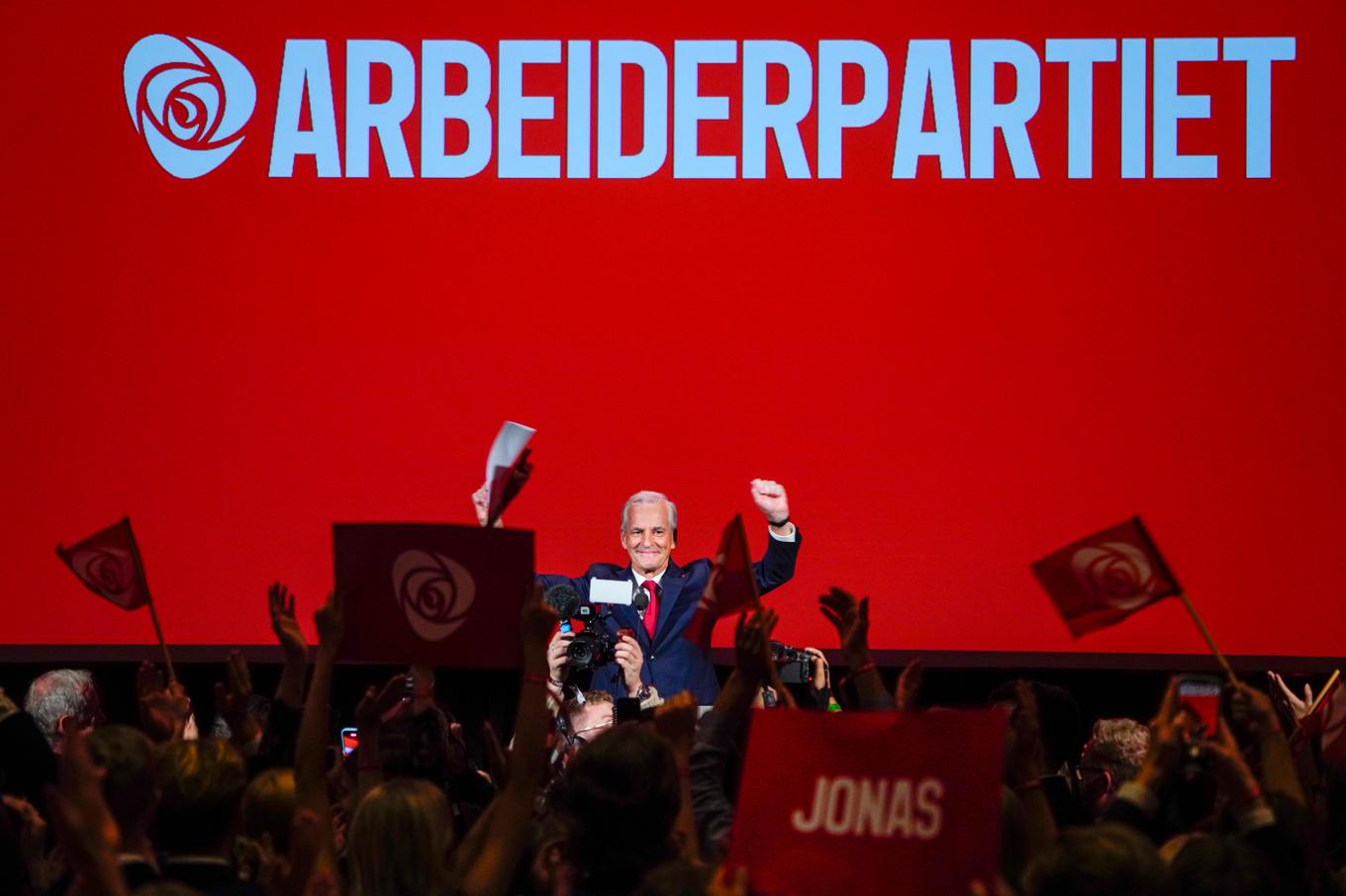 Partiledare Jonas Gahr Støre jublar efter AP:s valseger. Foto: Ole Berg-Rusten/NTB/TT