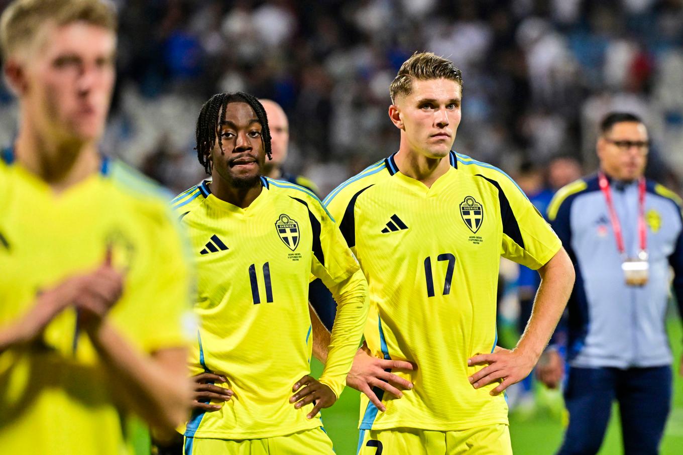 Anthony Elanga och Viktor Gyökeres deppar efter förlusten mot Kosovo. Men VM-hoppet lever för Sverige. Foto: Jonas Ekströmer/TT