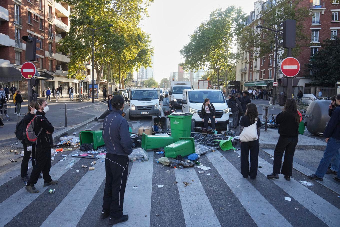Demonstranter försöker spärra av en gata i Paris på onsdagen. Foto: Thibault Camus/AP/TT