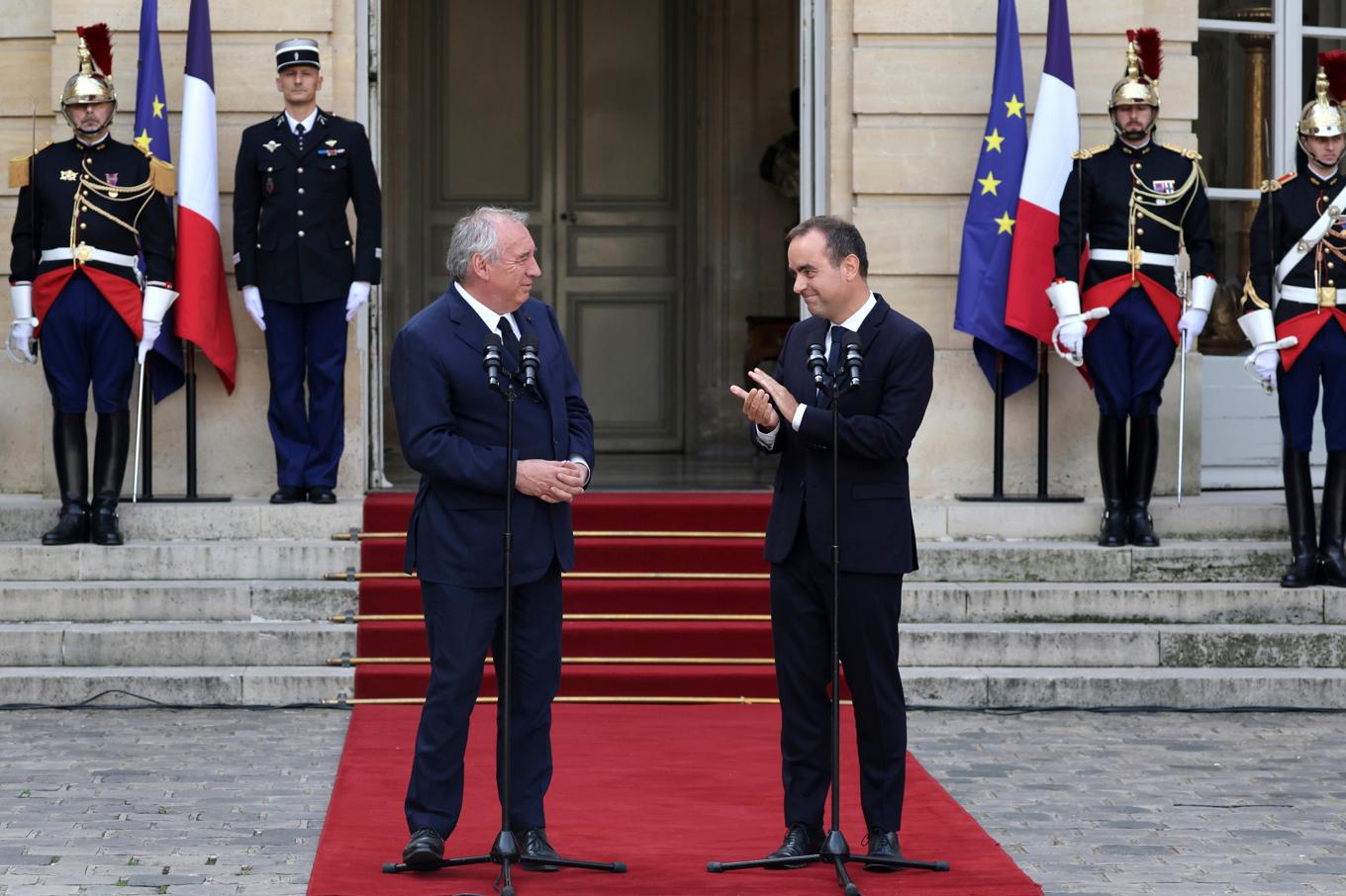 Frankrikes nye premiärminister Sébastien Lecornu (till höger) tog över posten från François Bayrou (till vänster) i en ceremoni på onsdagen. Foto: AP/TT