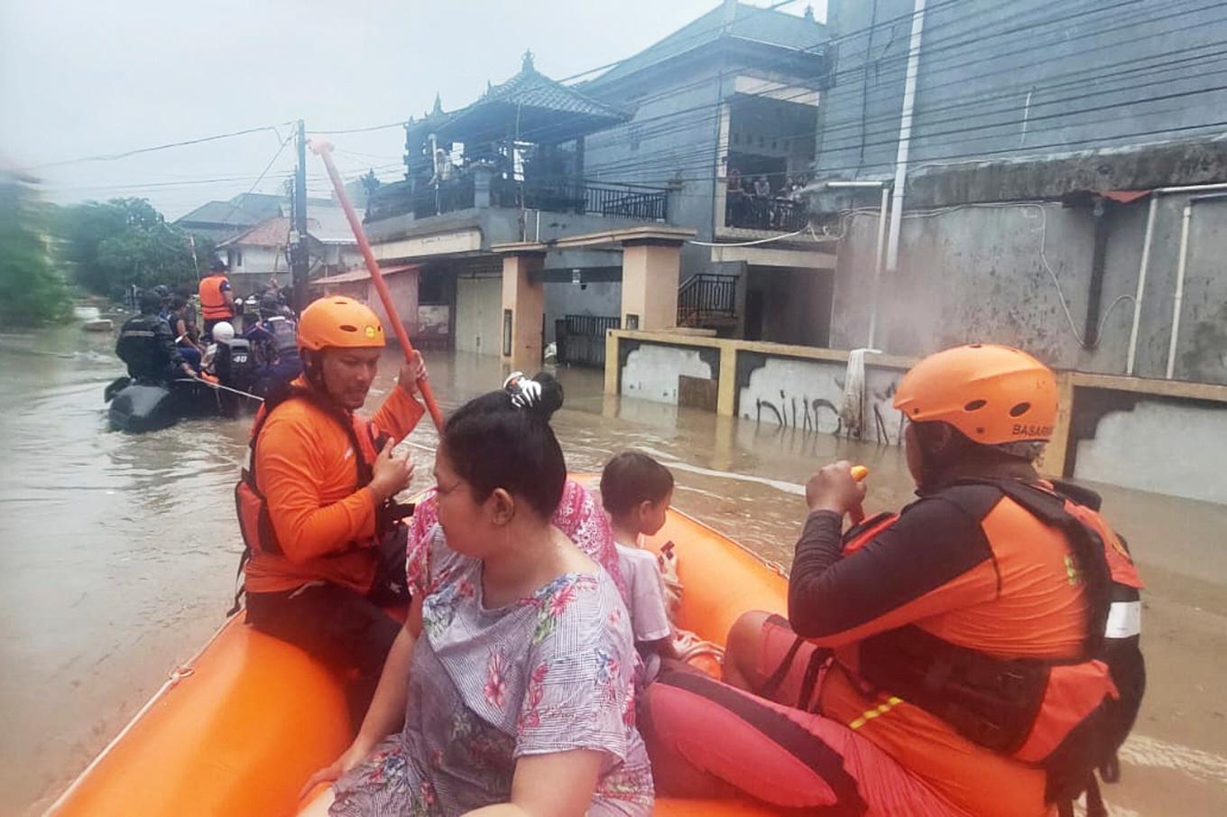 Räddningstjänst evakuerar boende i Denpasar på ön Bali. Foto: Basarnas via AP/TT