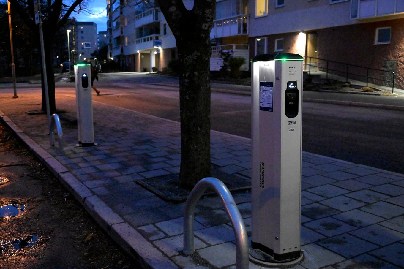 Tiotusentals laddstolpar har satts upp på kort tid. Nu varnar forskare och säkerhetsexperter för att de kan utnyttjas av illasinnade för att i värsta fall slå ut elen i ett område. Arkivbild. Foto: Janerik Henriksson/TT