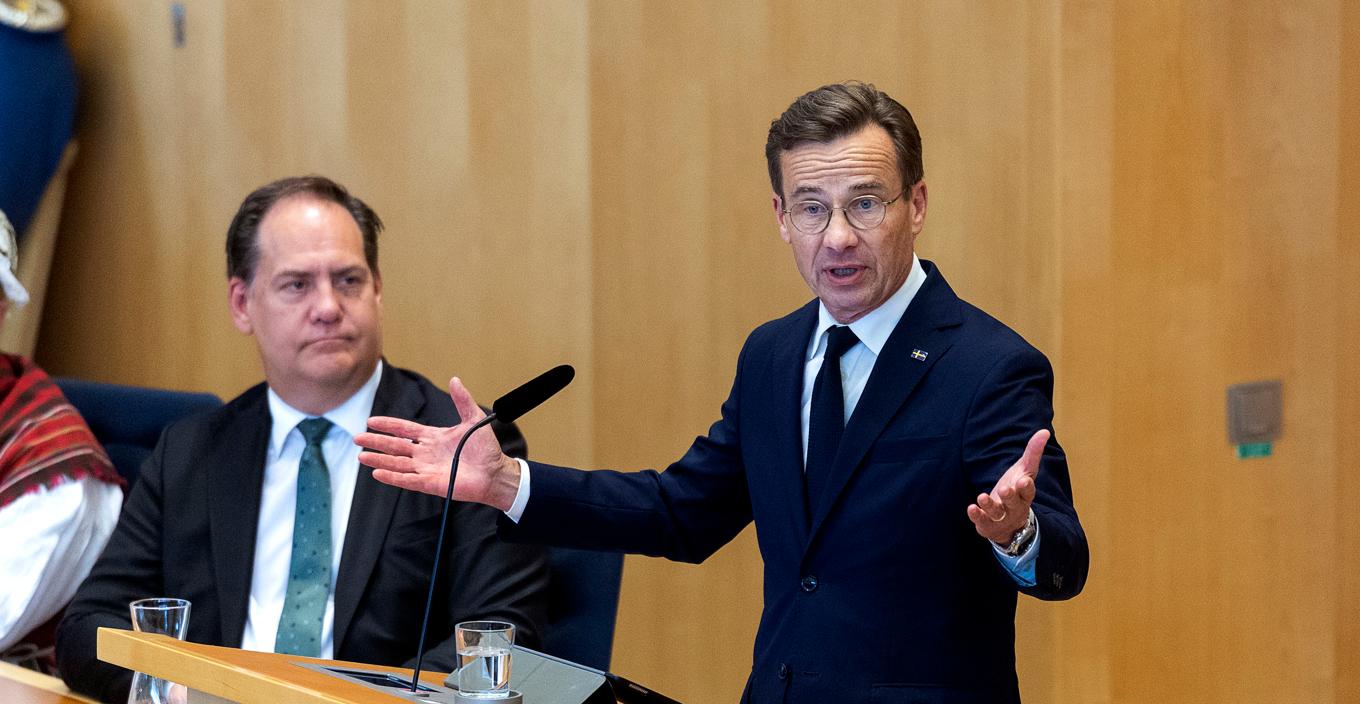 Statsminister Ulf Kristersson (M) i riksdagens talarstol. Stefan Jerrevång/TT