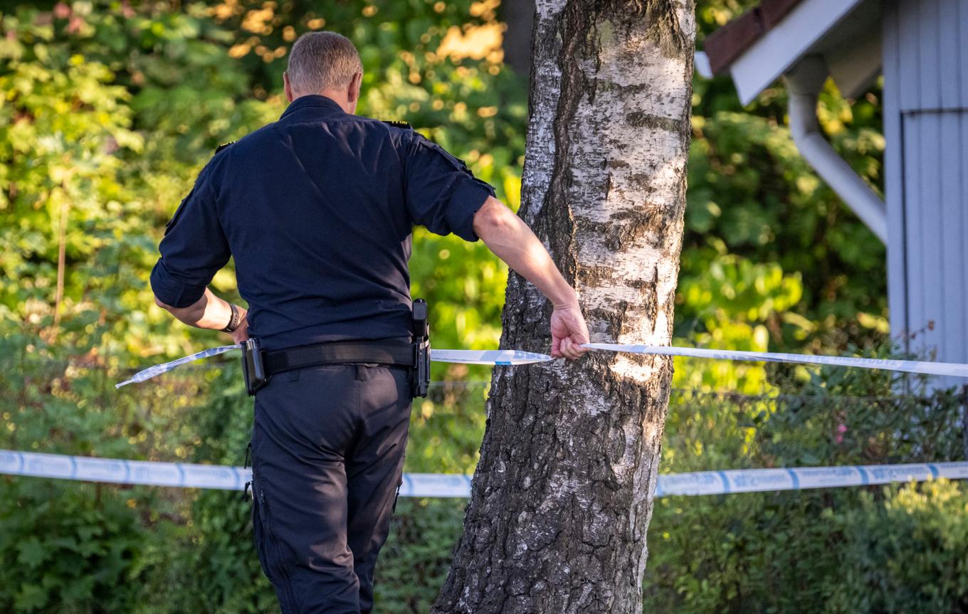 Polis och kriminaltekniker på plats i en ort utanför Skurup efter att en man i 80-årsåldern hittats skadad natten till onsdagen. Mannen avled senare på sjukhus och polisen har inlett en förundersökning gällande mord. Foto: Johan Nilsson / TT