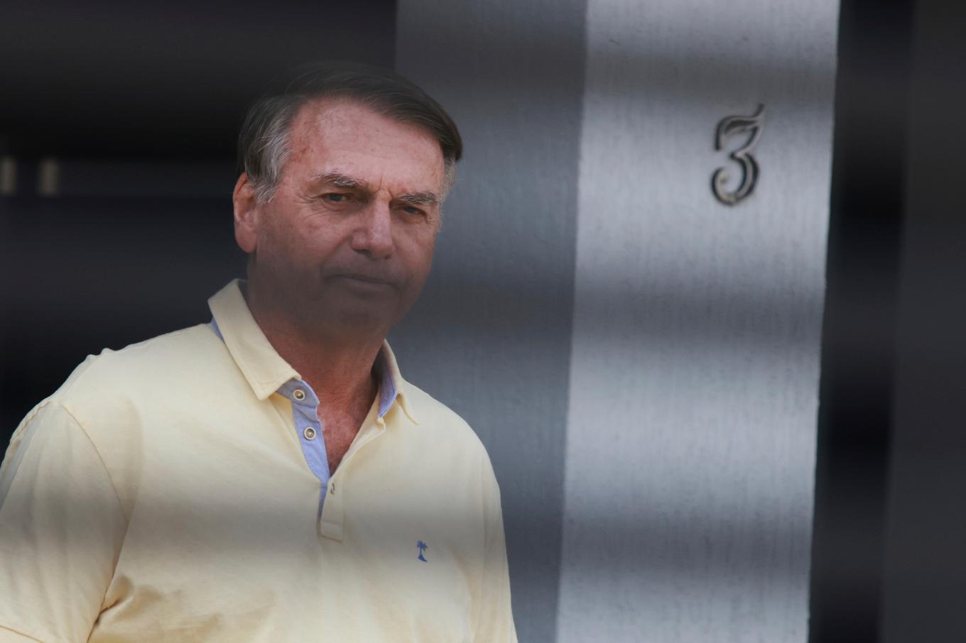 Jair Bolsonaro står vid sitt hem, där han befinner sig under husarrest i väntan på dom. Bilden är tagen 3 september. Foto: Luis Nova/AP/TT