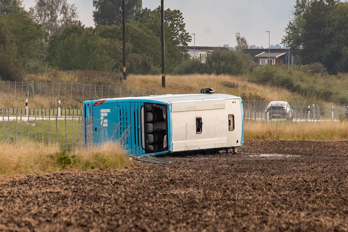 En buss välte på E4 strax utanför Linköping på torsdagseftermiddagen och två personer skadades allvarligt. Foto: Emil Särnehed/TT