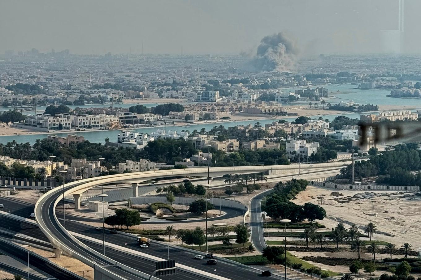 Rök stiger mot himlen efter tisdagens israeliska attack mot Qatars huvudstad Doha. Foto: UGC/AP/TT