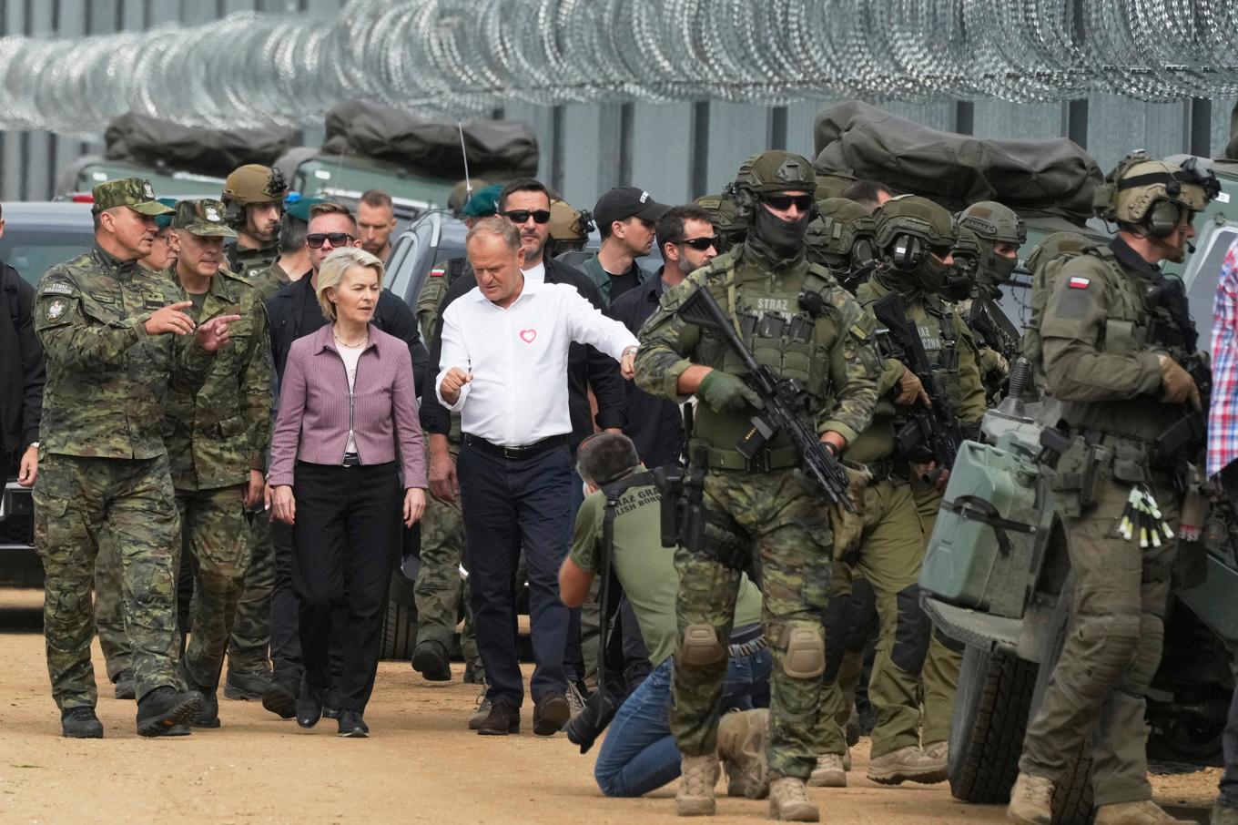 EU-kommissionens ordförande Ursula von der Leyen och Polens premiärminister Donald Tusk på ett besök vid den polska gränsen mot Belarus den 31 augusti. Foto: Czarek Sokolowski/AP/TT