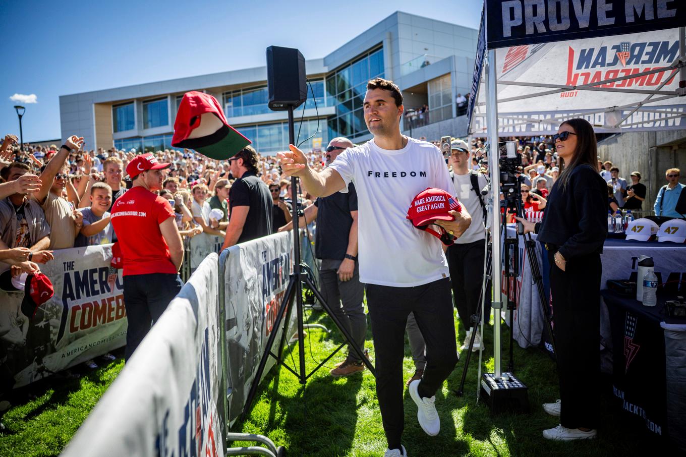 Högerinflueraren Charlie Kirk innan han började tala vid Utah Valley University, där han senare sköts till döds. Foto: Tess Crowley/The Deseret News via AP/TT