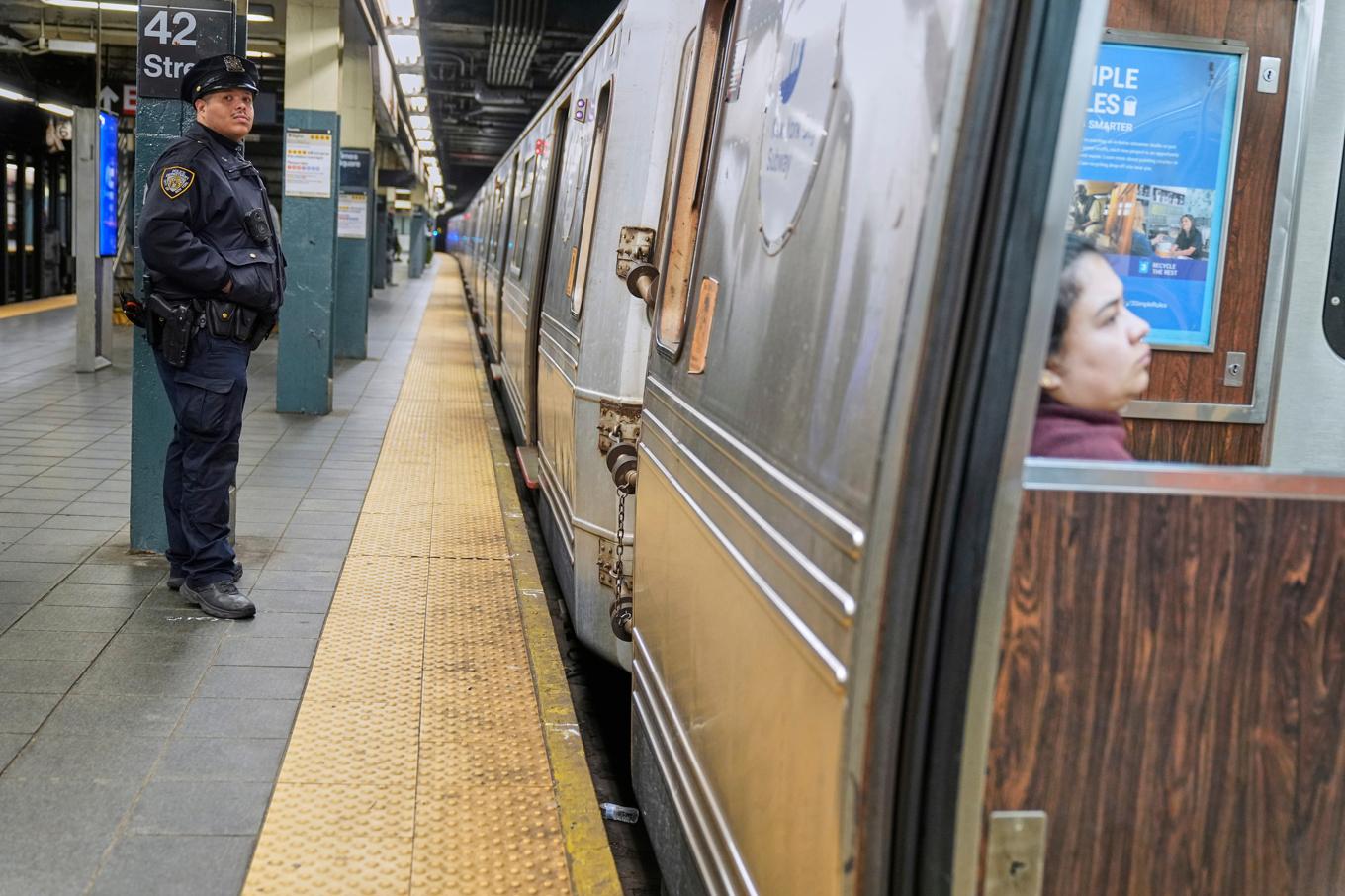 En polis vid tunnelbanestationen vid Times Square på Manhattan. Arkivbild. Foto: Seth Wenig/AP/TT