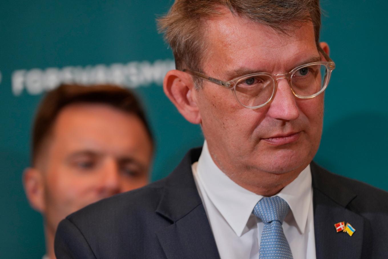 Danmarks försvarsminister Troels Lund Poulsen tillkännager ett historiskt stort danskt vapeninköp i Köpenhamn på fredagen. Foto: Emil Helms/Scanpix/TT