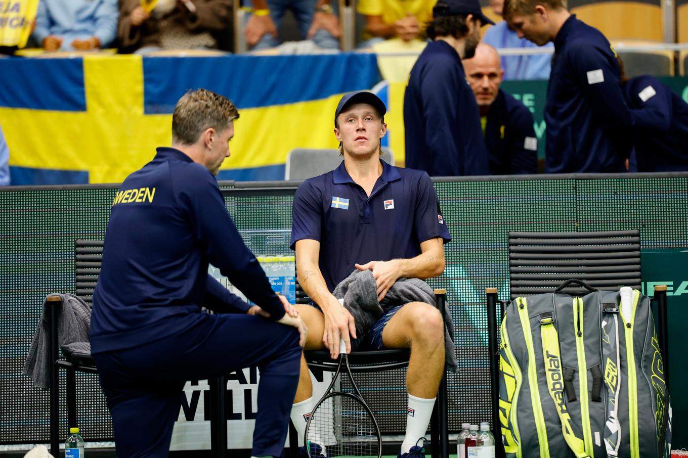 Leo Borg får coachning av förbundskapten Simon Aspelin under matchen mot Moez Echargui i Davis Cup-mötet mellan Sverige och Tunisien i Partille arena. Foto: Adam Ihse/TT