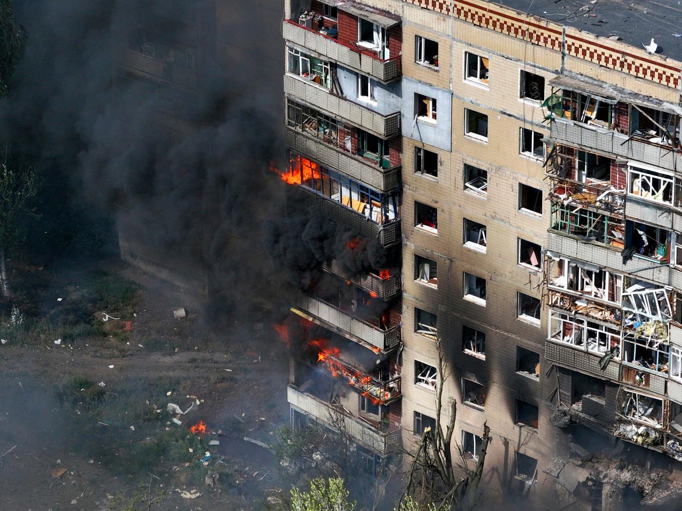 Brinnande hus i Kostiantynivka i Donetskregionen efter en rysk flygattack i onsdags. Foto: Alex Babenko/AP/TT