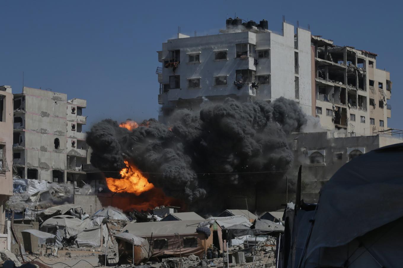 Rök och eldflammor efter en israelisk attack mot en byggnad i Gaza stad under fredagen. Foto: Yousef Al Zanoun/AP/TT