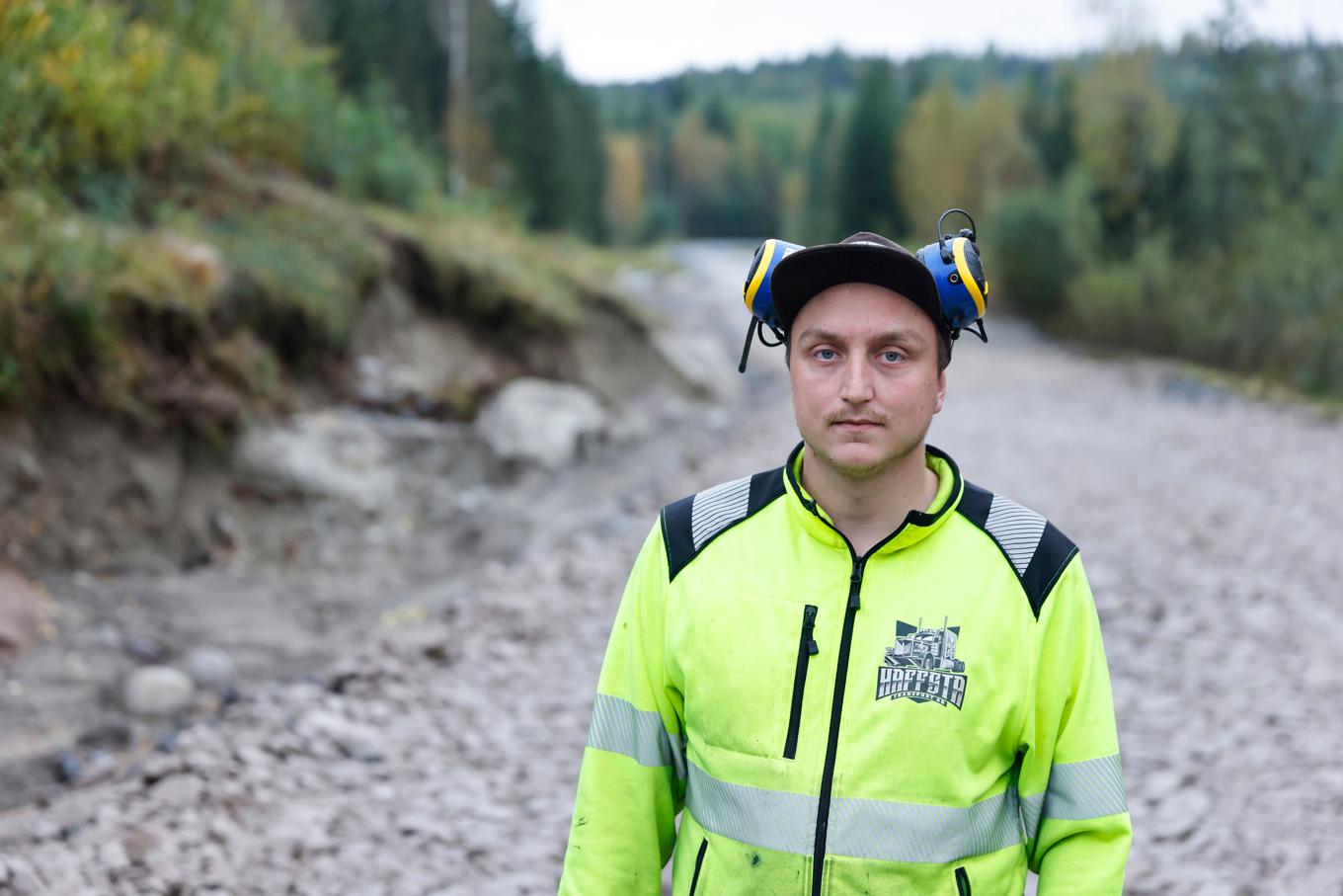 Väg 914 i Örnsköldsviks kommun är avstängd mellan Skorped och Degersjö efter de stora vattenmängderna som fallit i området. Åkaren Simon Hellström kör grus till vägen. Foto: Caisa Rasmussen/TT