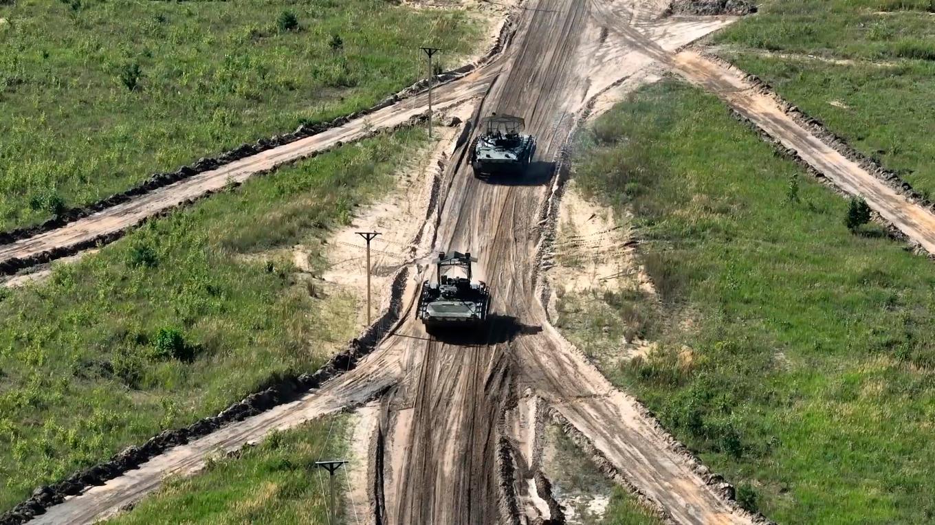 Stridsvagnar på okänd ort under den rysk-belarusiska övningens första dag. Bild distribuerad av det ryska försvarsdepartementet. Foto: Rysslands försvarsdepartement via AP/TT