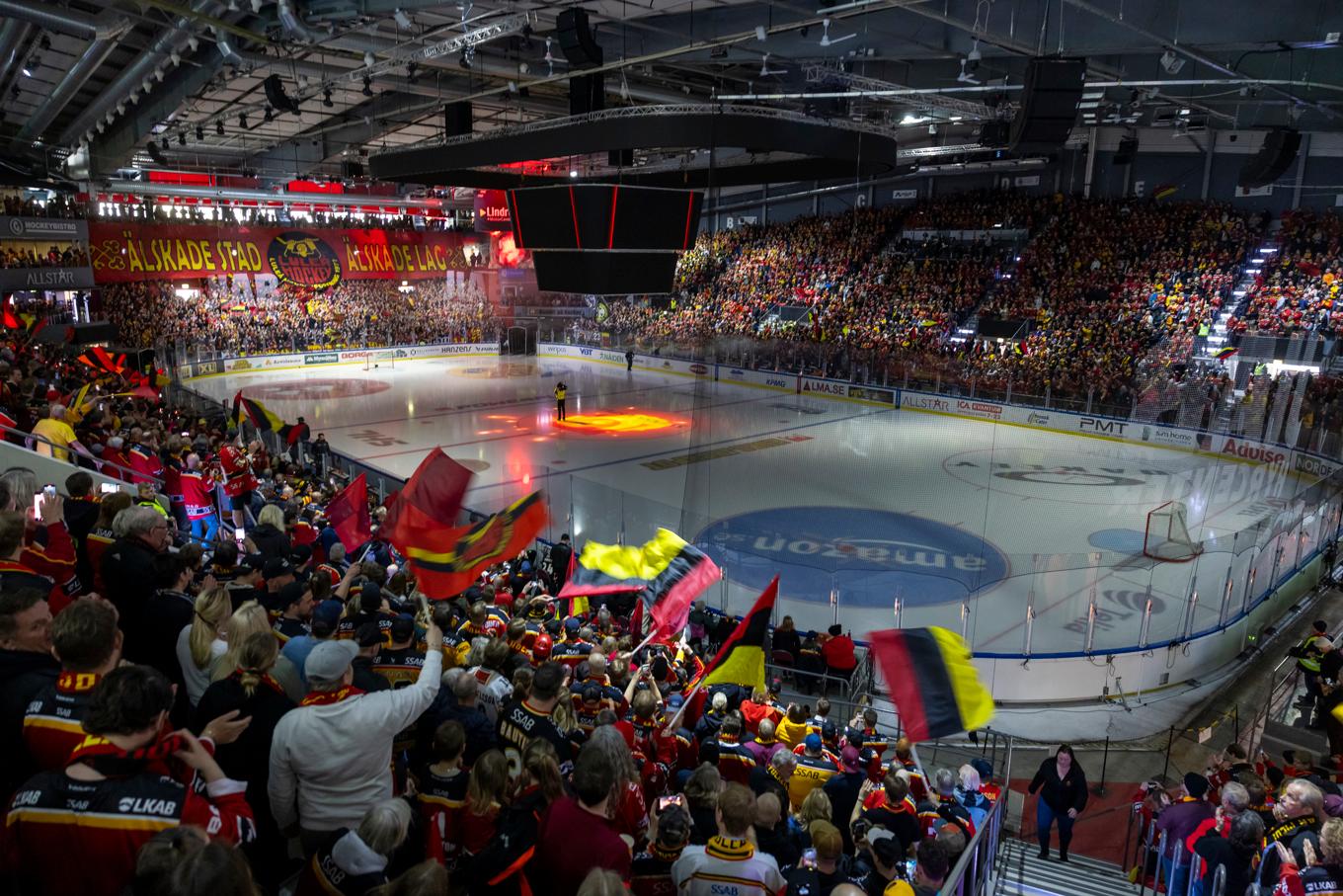 Folkligt, festligt och fullsatt. En vanlig syn i SHL de senaste åren. Arkivbild. Foto: Pär Bäckström/TT