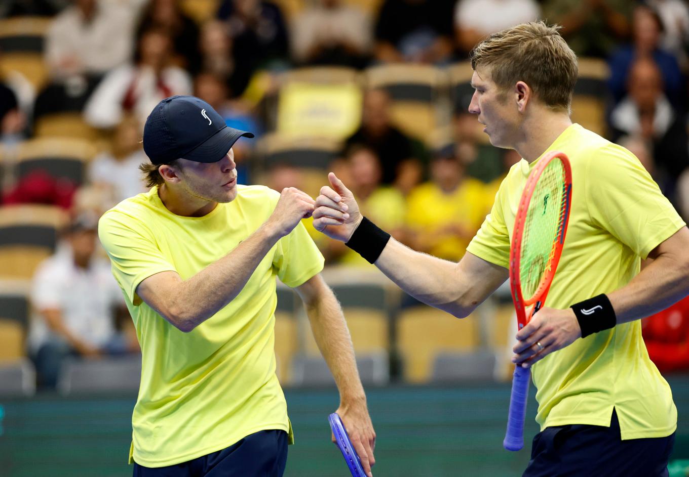 Sveriges Erik Grevelius, vänster, och André Göransson i dubbelmatchen mot Tunisiens Aziz Ouakaa och Moez Echargui i Davis Cup. Foto: Adam Ihse/TT