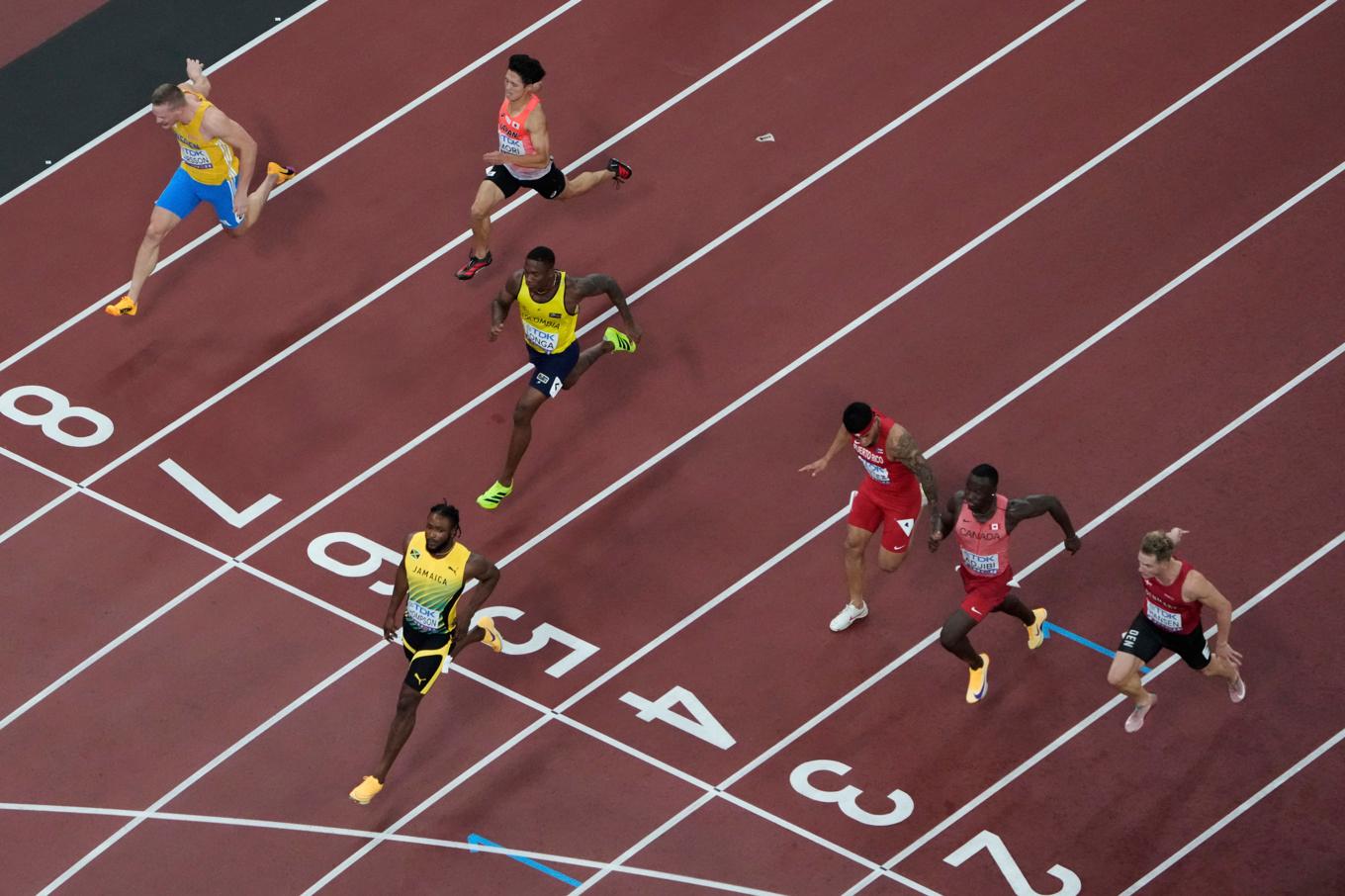 Jamaicanen Kishane Thompson, OS-silvermedaljör i Paris förra året, vann Henrik Larssons, vänster, försöksheat på VM i Tokyo. Foto: Bernat Armangue/AP/TT