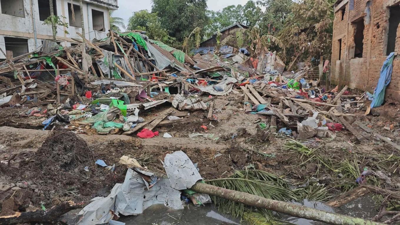 Bara bråte återstår efter attacken mot skolbyggnader i byn Thayet Thapin i Rakhine. Foto: AP/TT