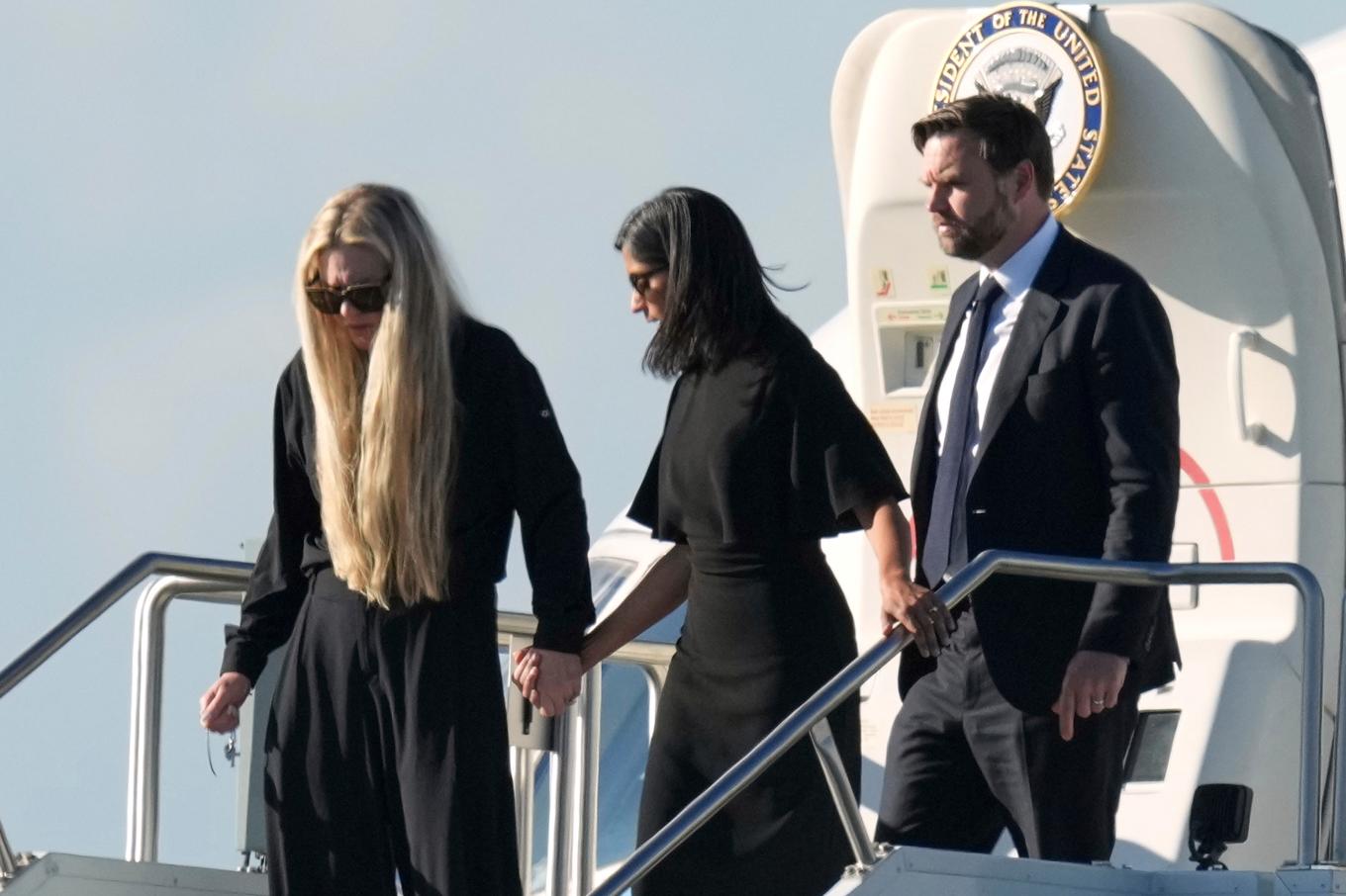 Erika Kirk tillsammans med USA:s vicepresident JD Vance och hans fru Usha Vance efter att Charlie Kirks kropp flugits hem på Air Force Two. Foto: Ross D. Franklin/AP/TT