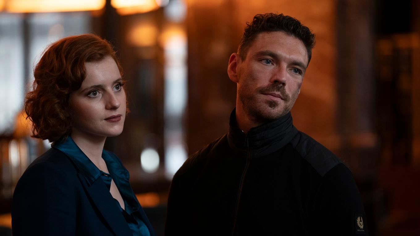 Diana Williams (Hannah Onslow) och James Nelson-Joyce (Michael Kavanagh) i "Maffiablod" som nu visas på SVT Play. Pressbild. Foto: James Stack/Left Bank TV/SVT/TT