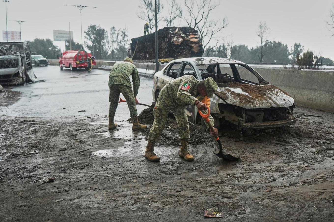 Flera dödliga och uppseendeväckande trafikolyckor har ägt rum i Mexiko den senaste veckan. Bilden togs i onsdags, efter att en tankbil exploderat i Mexico City. Foto: Fernando Llano/AP/TT