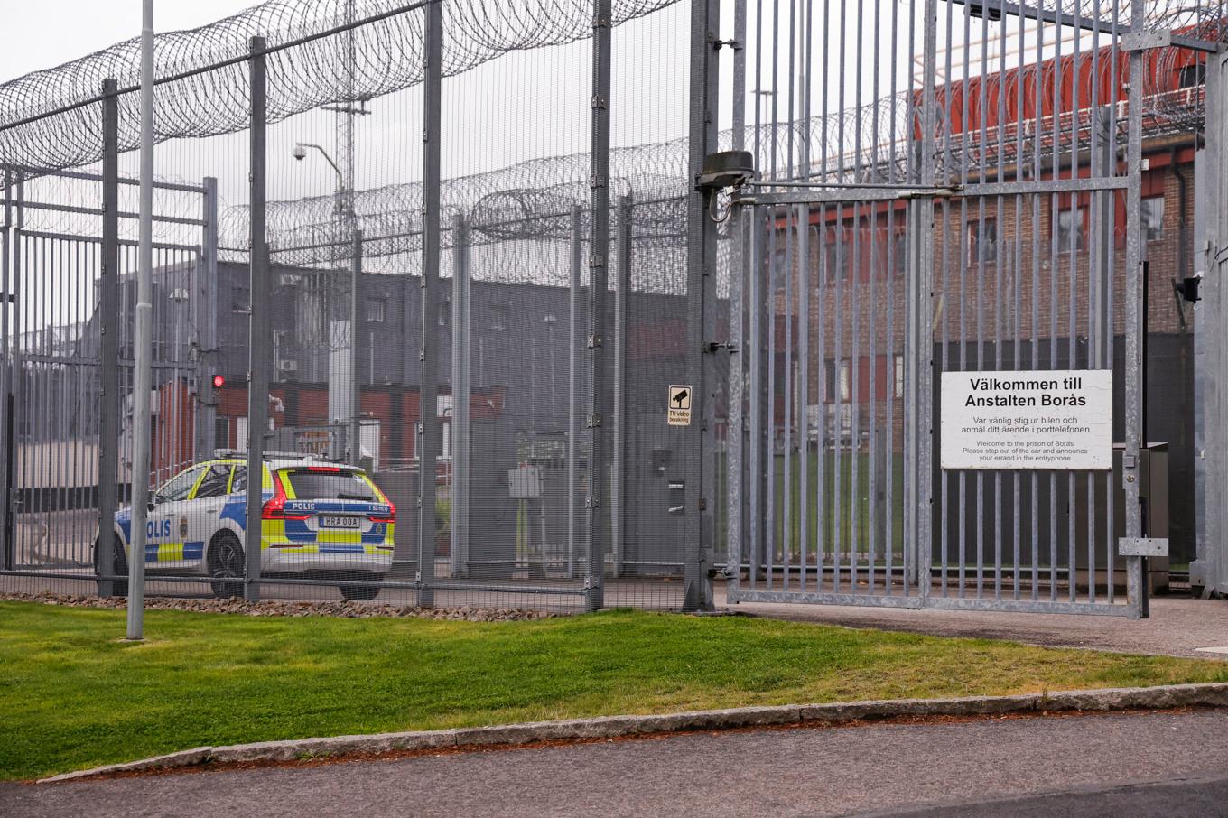 Polis utanför Boråsanstalten efter helgens rymning. Bild från söndagen. Foto: Adam Ihse/TT