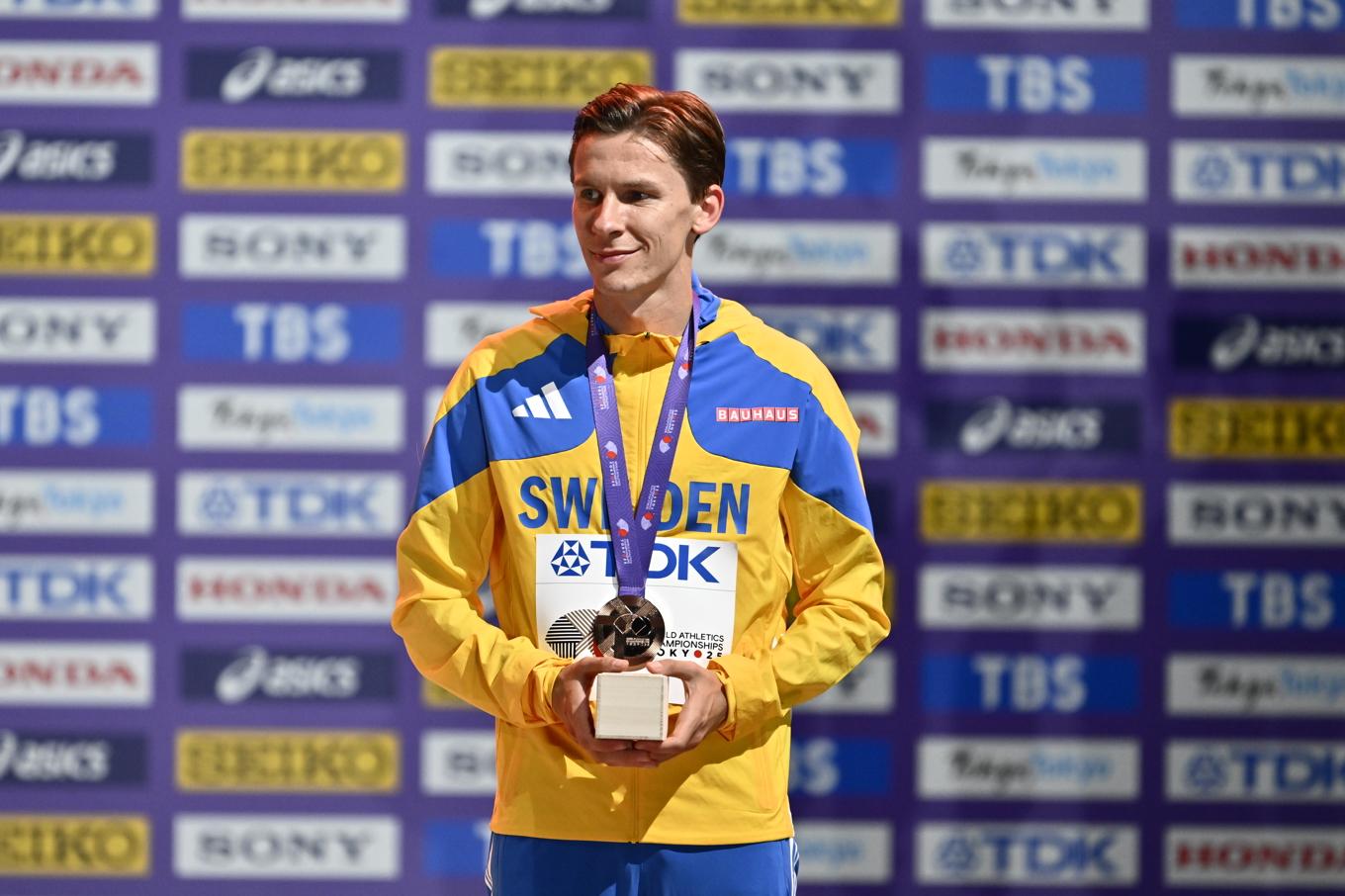 Andreas Almgren med bronsmedaljen han tog på 10 000 meter i Tokyo-VM. Foto: Christine Olsson/TT