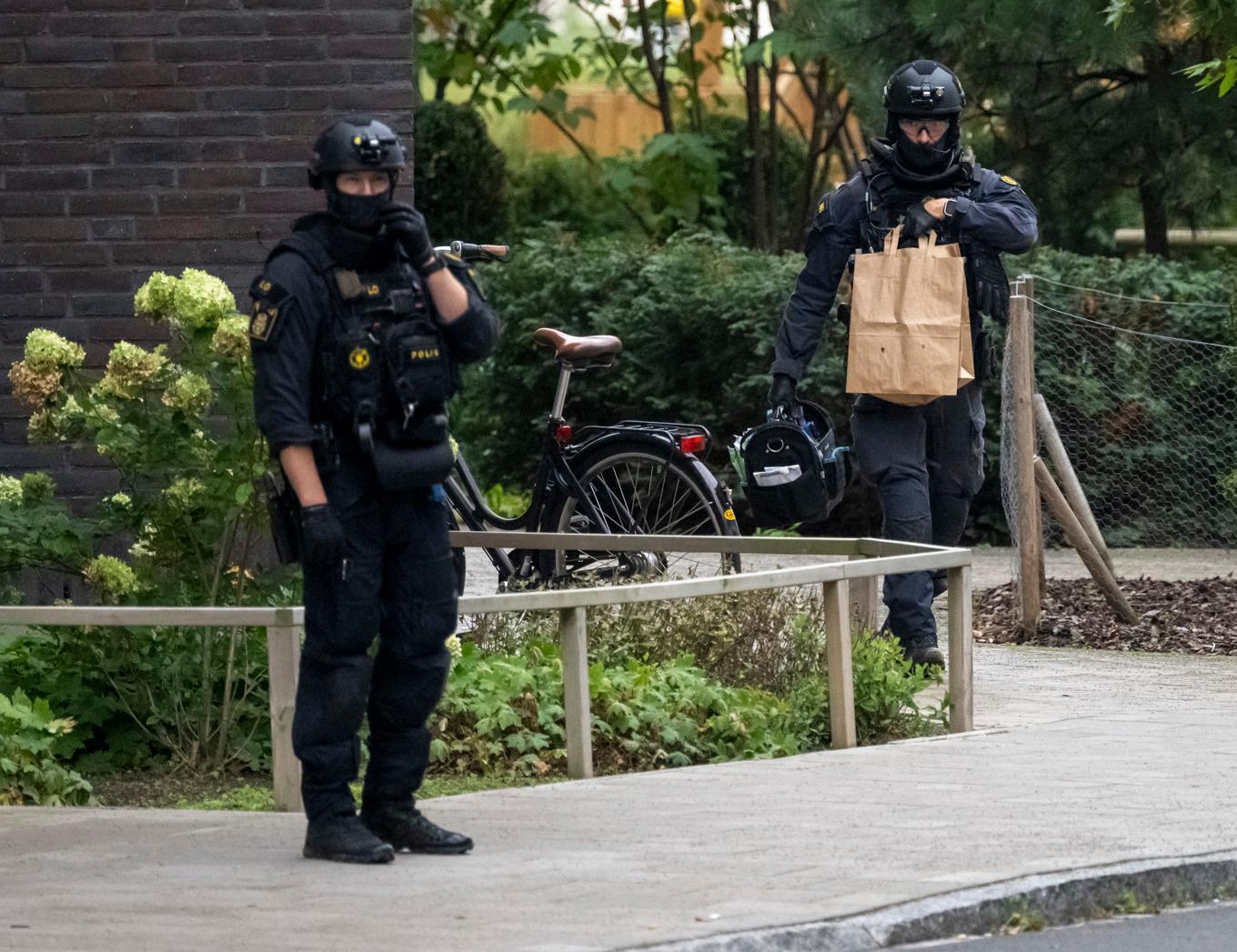 Bombtekniker på plats på Skrivaregatan i Hyllie i Malmö. Foto: Johan Nilsson / TT