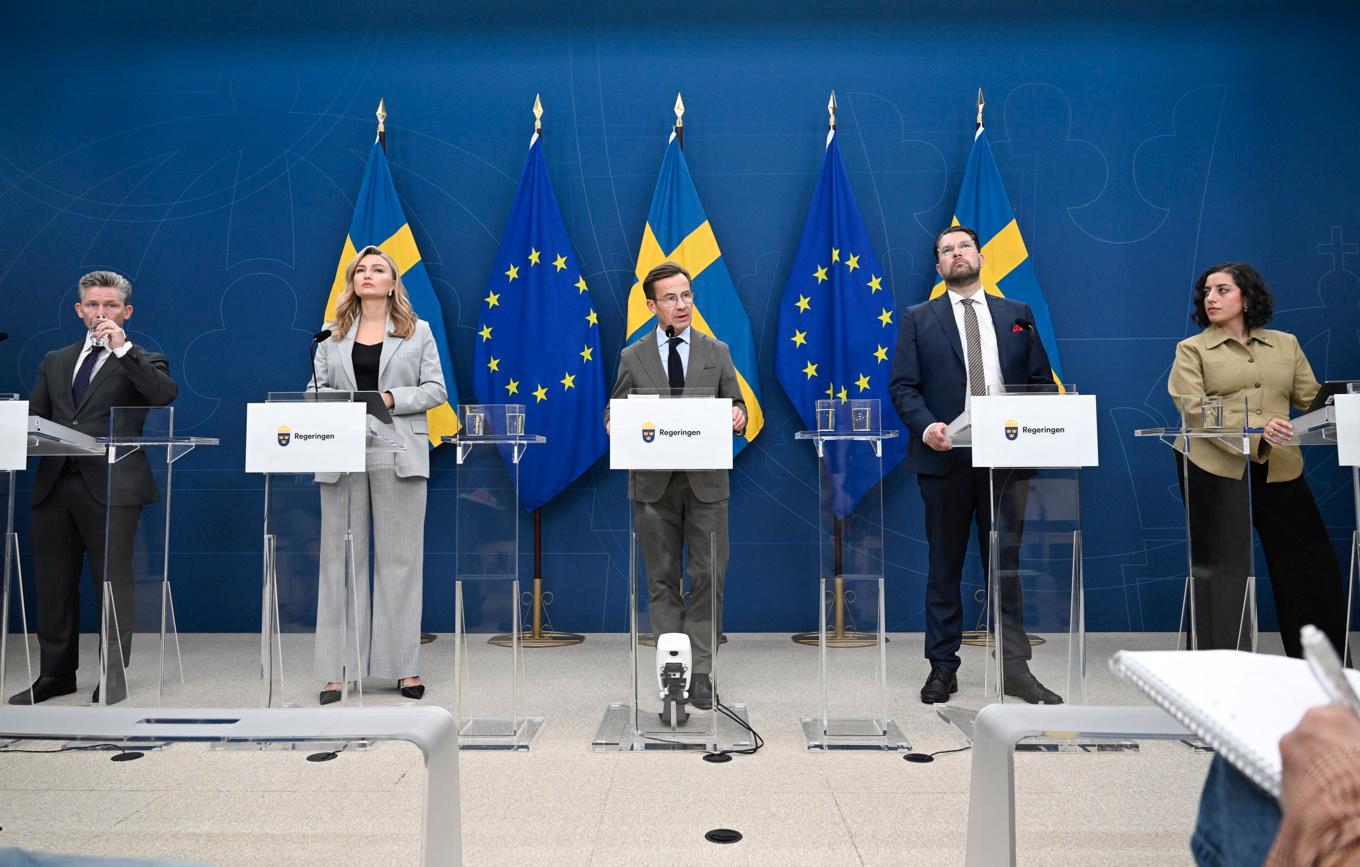 Försvarsminister Pål Jonson (M), energi- och näringsminister Ebba Busch (KD), statsminister Ulf Kristersson (M), Sverigedemokraternas partiledare Jimmie Åkesson (SD), och utbildnings- och integrationsminister Simona Mohamsson (L). Foto: Fredrik Sandberg/TT