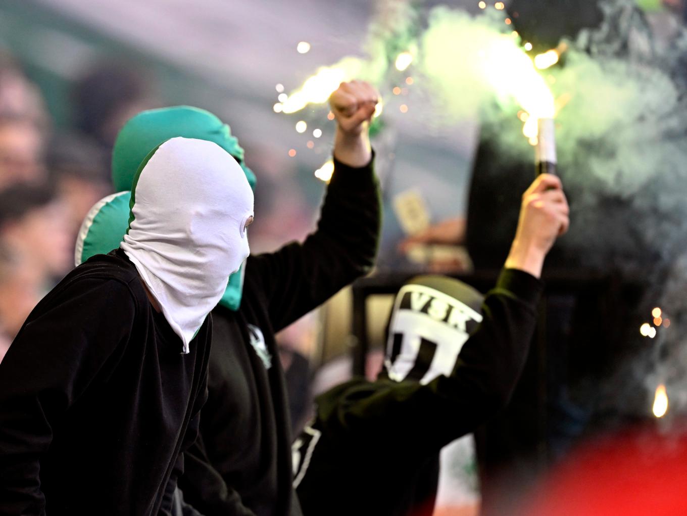 Maskerade Västeråssupportrar med bengaler under en fotbollsmatch. Arkivbild. Foto: Henrik Montgomery/TT