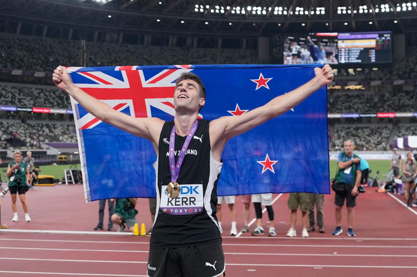 Hamish Kerr firar VM-guldet i höjdhopp. Foto: Hiro Komae/AP/TT